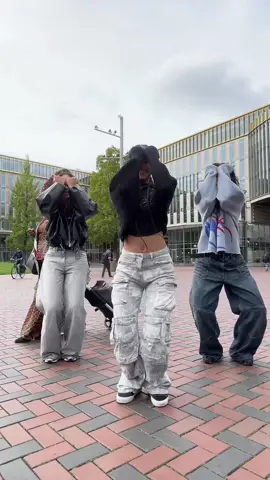 With tha girls!😝 @orokanaworld @Mariska Manuela @britney Dc: @Temi🇬🇧 #fyp #orokanaworld #confessyourlove #dancetrend 