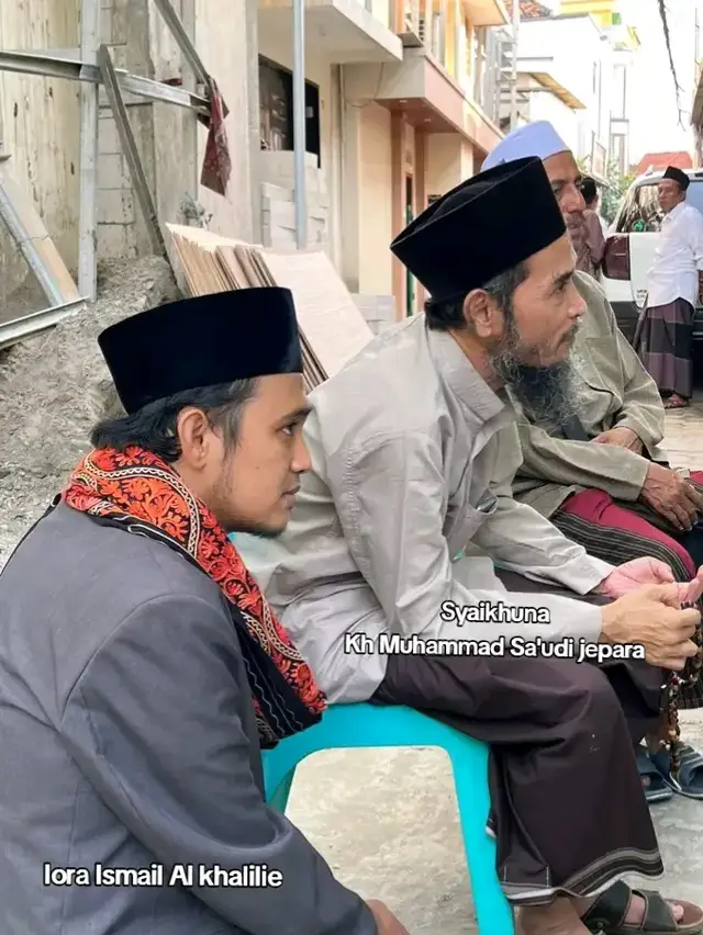Di penghujung tahun 2018, setelah lulus dari Tarim saya sebenarnya masih punya keinginan kuat untuk memburu ilmu. Kala itu saya punya 3 opsi: Ke Kairo Mesir, Tabarrukan ke Lirboyo atau mondok ngaji fiqh ke Pak Saudi. Tapi ada daya, setahun kemudian saya sudah laku jadi suami orang 🤣 Sosok yang bersama saya di foto ini adalah Ustadzuna Pak Saudi. salah satu murid Mbah Mun yang paling alim, tak salah kiranya jika saya mengatakan beliau adalah salah satu murid kesayangan Syaikhina Maimun Zubair, juga salah satu murid yang paling dekat dengan beliau. Beliau sekarang memangku pondok pesantren di daerah Mayong Jepara. beliau ini sama alimnya seperti Gus Baha’, bedanya yang satu Masyhur satunya Lagi Mastur. Beliau juga seorang Faqih yang Shufi. Ilmu Fiqhnya nggak ada yang meragukan, apalagi ilmu tasawwufnya. tasbih tidak pernah lepas dari tangan beliau dimanapun dan kapanpun. Saya dulu hatam ngaji Fathul Muin kepada beliau.  di haul ayah Syaikhina Maimun yaitu Mbah Zubair Dahlan hari ini saya Alhamdulilllah diberi banyak waktu untuk ber-istifadah lagi kepada beliau. Saya banyak mendengar ilmu-ilmu baru dari beliau, tentang Mbah Maimun, tentang mahabbah kepada Rasul dan banyak hikmah-hikmah bertabur emas-permata lainnya.  salah satu ilmu tentang Mbah Yai Maimun yang saya dengar dari beliau adalah bagaimana totalitas Syaikhina Maimun dalam menghormati orang alim.  “ penyakite wong alim iku nggak gelem hormat ning wong alim “ ( penyakit orang alim itu adalah nggak mau hormat kepada orang alim yang lain ) Dawuh Mbah Mun.  Syaikhina Maimun kenang Pak Saudi tidak seperti itu, jangankan kepada ulama besar, kepada santrinya yang alim saja beliau sangat menghormati. bahkan bukan hanya sekali dua kali beliau berjalan ke pinggir jalan raya memakai tongkat untuk “menyetopkan” bis bagi tamunya yang padahal hanya kiai desa. padahal juga usia beliau waktu itu sudah diatas 70 tahun.  Mendengar itu saya lantas ingat kisah Syaikhona Kholil ketika akhir-akhir hayatnya sering pergi ke Tebuireng untuk menghadiri pengajian hadits yang diasuh santrinya yaitu Kh. Hasyim Asyari. meskipun banyak yang menilai sikap Syaikhona itu adalah untuk mengetahui sebesar mana kemampuan santrinya, atau sebuah isyarat dari Syaikhona bahwa Mbah Hasyim yang akan melanjutkan perjuangannya, akan tetapi menurut saya itu adalah wujud tadhim dari seorang Syaikhona Kholil kepada orang alim, meskipun orang Alim itu adalah Kh. Hasyim Asyari, muridnya sendiri yang dulu bertahun-tahun mengaji kepada beliau.  Mbah Maimun juga sering berpesan kepada Pak Saudi : “ ojo ngerasani kiai dii.. kiai iku kekasihe Allah “  Dan memang itu adalah manhaj atau sikap yang beliau contohkan kepada kami para santrinya selama ini, setidak cocok-cocoknya Mbah Yai kepada seorang tokoh agama atau tokoh masyarakat. tidak pernah beliau menggibah atau berkomentar buruk tentang orang tsb di depan halayak umum. Apalagi jika sosok itu termasuk Habaib, maka bisa dipastikan beliau akan memilih sikap diam. tak heran jika beliau berhasil menjadi sosok pemersatu ummat, disegani dan diterima oleh kalangan manapun, mulai dari golongan akar rumput sampai para pejabat. Mulai dari orang-orang Nu atau ormas-ormas lainnya. Terakhir, pak Saudi tadi memberi saya nasehat tentang pentingnya mendoakan guru. Mendoakan guru itu punya power yang sangat berpengaruh dalam keberkahan hidup kita. beliau tadi berkata dalam bahasa Arab. “ bagi saya mendoakan guru lebih utama daripada mendoakan saya sendiri, mendoakan keluarga guru lebih utama daripada mendoakan keluarga saya sendiri dan mendoakan santri-santri guru saya lebih utama dari mendoakan santri-santri saya sendiri “  Allah Yahfadhzak Ustadzna.. matur nuwun oleh-oleh ilmunya yang mungkin nggak akan cukup dimuat dalam ratusan atau bahkan ribuan tulisan..  oleh : Ismael Amin Kholil, 15 Ramadhan 1443 H. ditulis dalam perjalanan Sarang-Bangkalan  copy Facebook: Muhammad Ismael A lkhalilie  #lewatberanda #masyallahtabarakallah #moef_ws 