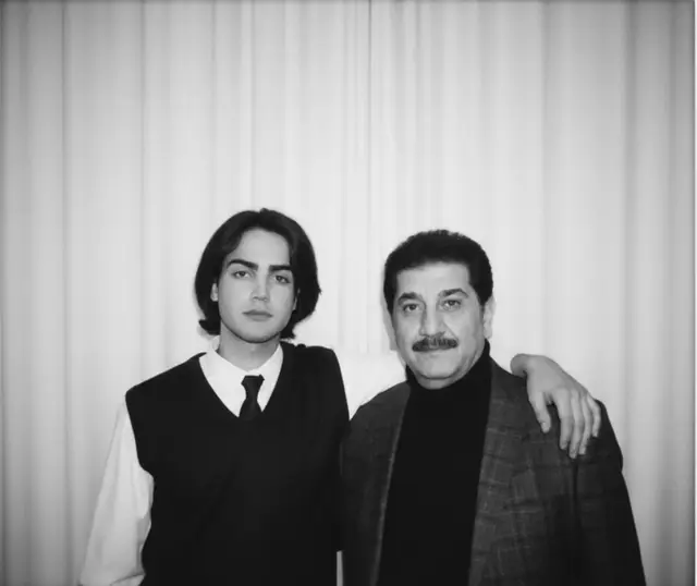 تغطيت وبعدني الليلة بردان لأن مو أنت يمي فراشي بارد وينك يادفو ياجمر الأحزان ؟ أحس بدمي بالشريان جامد تعال أوزن همومي وجيب ميزان وشوف شكد عذاب الروح زايد سواد الليل يبقى وتطفى الألوان وأعيد بذكرياتك والمشاهد إذا كل طير عنده أثنين جنحان أنا مكسور وعشت بجناح واحد... الرسول الشعري كاظم إسماعيل الكاطع... #كريم_منصور #تغطيت_وبعدني_اليله_بردان #كاضم_إسماعيل_الكاطع #كريم_منصور💔 