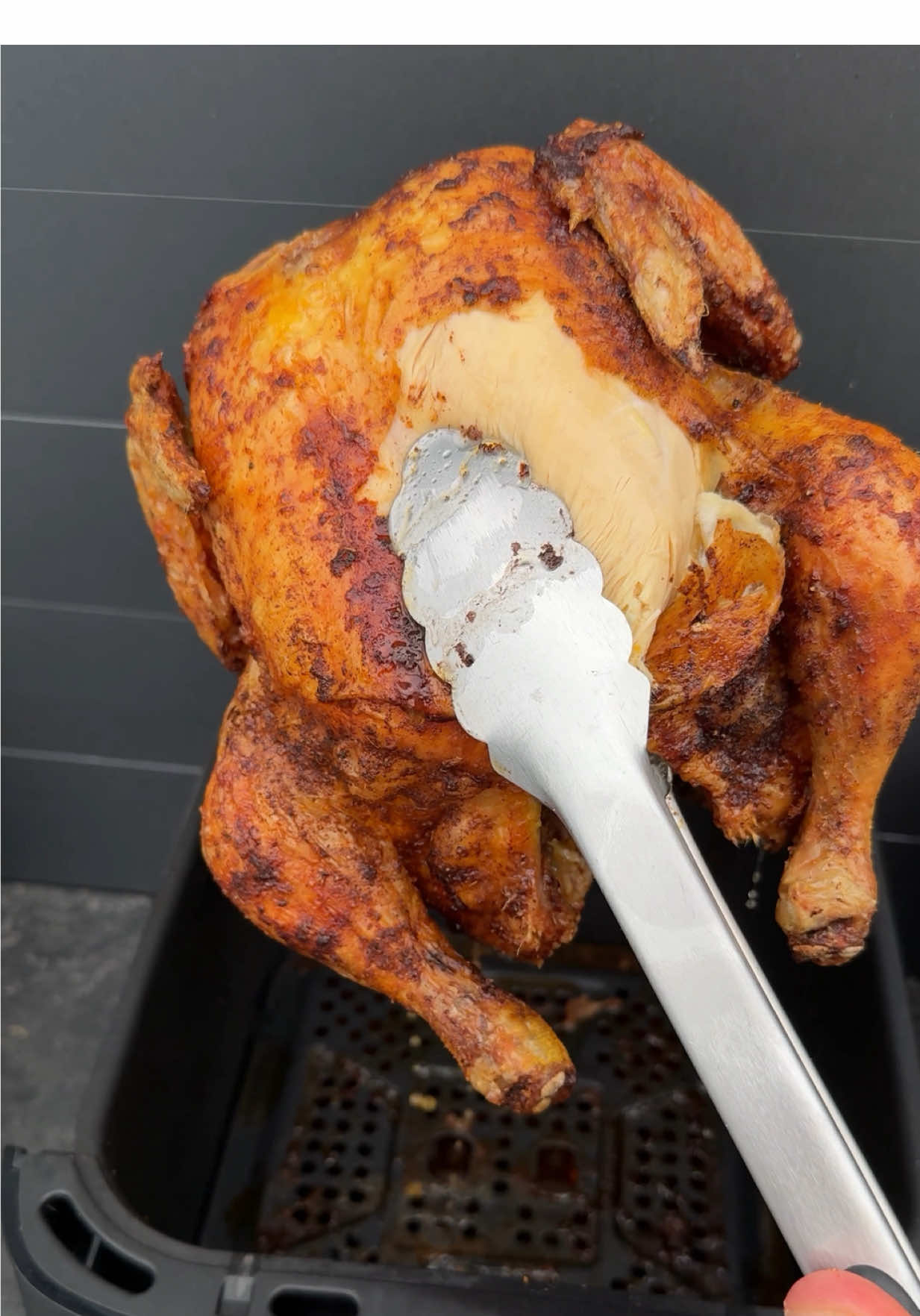 Werbung – Maishähnchen & Brezel-Pommes aus der Dual Easy Fry XXL @Tefal_DACH  👉 Was würdest du zuerst probieren. Das knusprige Hähnchen oder die würzigen Brezel-Pommes?    Zutaten:    Für den 6,5 Liter-Garkorb:  1,5 kg Maishähnchen  2 TL Paprikapulver edelsüß  1 TL Paprikapulver geräuchert  1 TL Knoblauchpulver  1 TL Salz  ½ TL Schwarzer Pfeffer, frisch gemahlen  ½ TL Kreuzkümmel (Cumin), gemahlen  2 TL Olivenöl    Für den 4,5-Liter-Garkorb:  3 Brezeln vom Vortag  1 EL Olivenöl  1 TL Paprikapulver edelsüß  ½ TL Knoblauchpulver  ¼ TL Schwarzer Pfeffer, frisch gemahlen  1 TL Pizzagewürz  (Kein Salz, da die Brezeln bereits salzig sind)    #brezeln #hähnchen #heißluftfritteuse