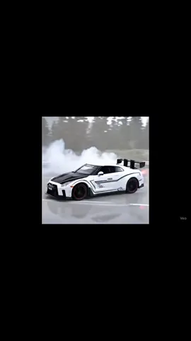 Sumpah tak menyesal beli! 🥵 Detail model GT-R ni memang lain macam. Body metal, ada lampu & bunyi enjin, semua boleh buka. Realistik gila! 🔥 Korang wajib ada satu untuk lengkapkan koleksi. Check out kat Beg Kuning sekarang sebelum stok habis licin! 💨 #nissangtr  #gtrr35  #modelkereta #diecast  #diecastmalaysia 