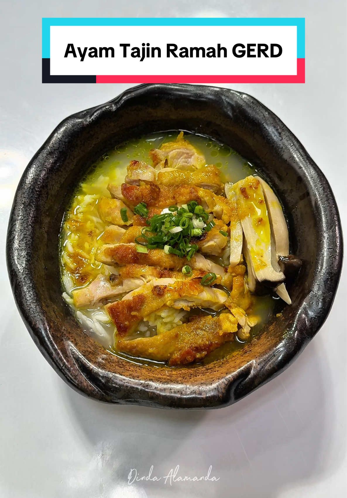 🥇 AYAM TAJIN RAMAH GERD  #kancedinda Bahan : • 3 cup Beras • 9 cup Air Rebus dengan sedang cenderung kecil, klo sudah mendidih tunggu beberapa saat baru di ambil airnya tambahkan sedikit garam dan madu, tutup kembali dan masak hingga nasinya matang. Berlaku juga untuk di magic jar. Ayam panggang : • 1 prg Daging Paha Ayam • 1 siung Baput • 3 siung Bamer • 1 cm Jahe • 1 sdt Kunyit Bubuk • 1 sdt Garam • Penyedap rasa optional Sajikan dengan jamur atau sayur fav kalian, chicken oilnya dan taburi daun bawang. Semoga Bermanfaat 💕 #dindaalamanda #aladinda #ayamtajinramahgerd #resepayamtajin 