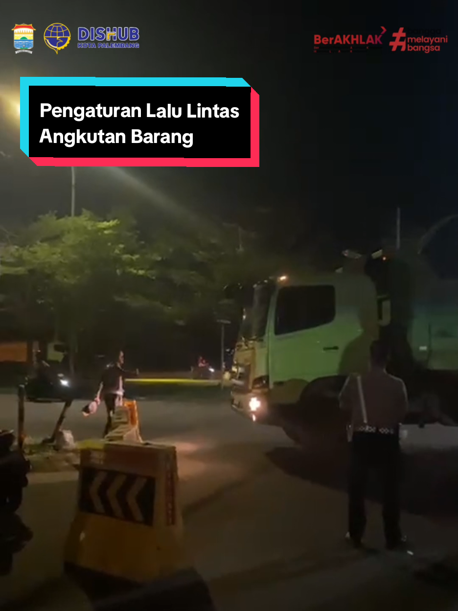 Senin, 22 September 2025 Petugas Dinas Perhubungan Kota Palembang Melaksanakan Pengaturan Lalu Lintas Angkutan Barang  Cc :Walikota Palembang Wakil Walikota Palembang Sekdakota Palembang Kadishubkota Palembang