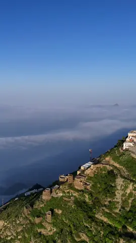 منظر يأسر الروح✨ قلاع شامخة في جبل طلان تعانق السحاب وجبل يروي حكايات التاريخ بين خضرة الأرض وصفاء السماء. 🏔☁️ #جبل_طلان #جازان #الدائر_بني_مالك #اكسبلورexplore #السعودية 