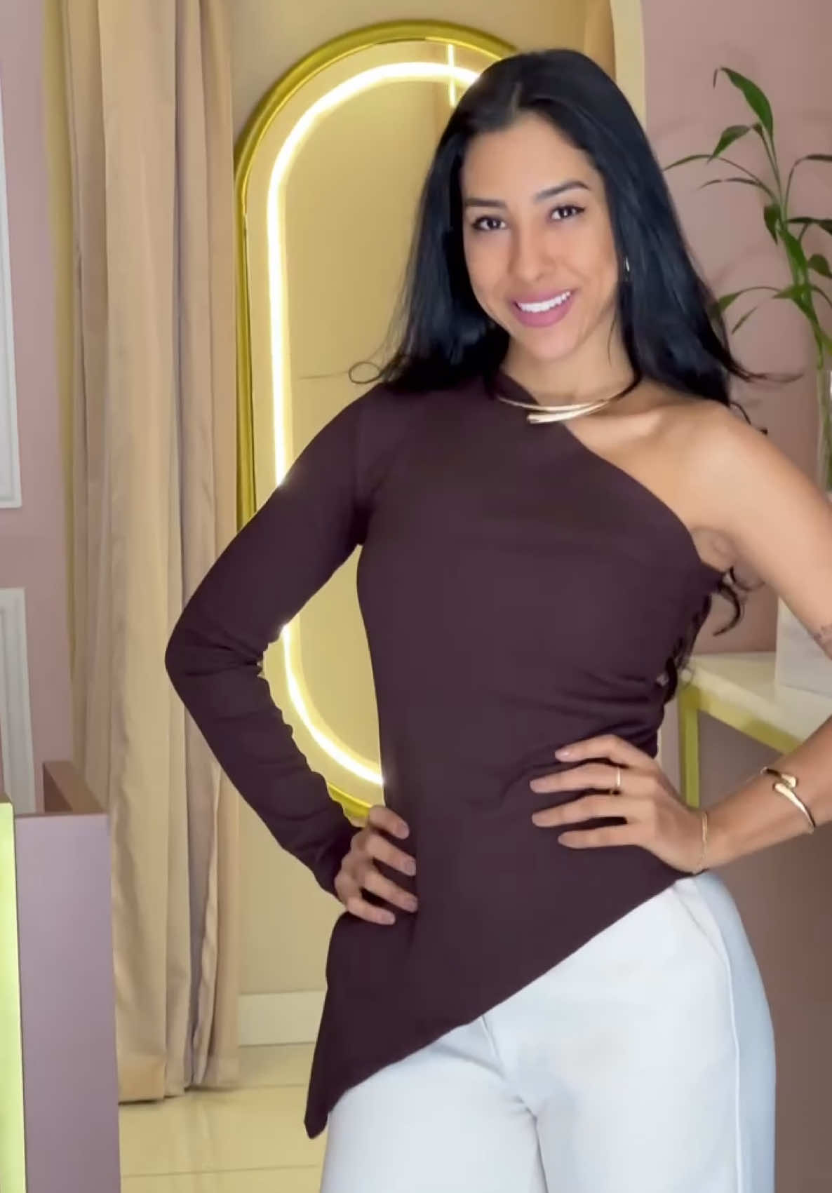 Calça alfaiataria + blusa um ombro só assimétrica disponível no TAM P M G - consultar cor 