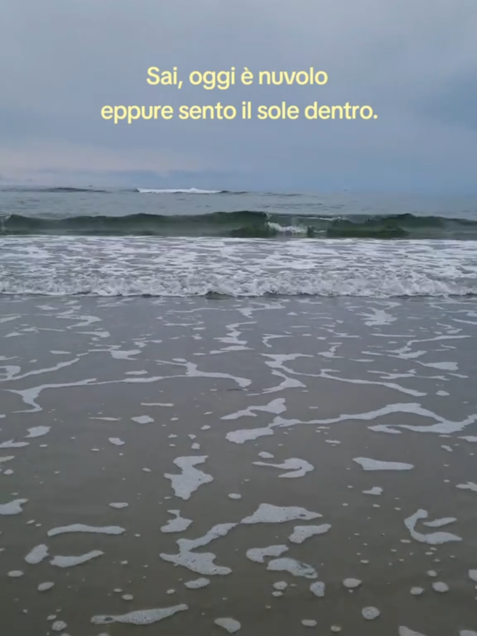 Sai, oggi è nuvolo eppure sento il sole dentro. ☀️ E tu? #pensieri #sole #mare #nuvole #emozioni 