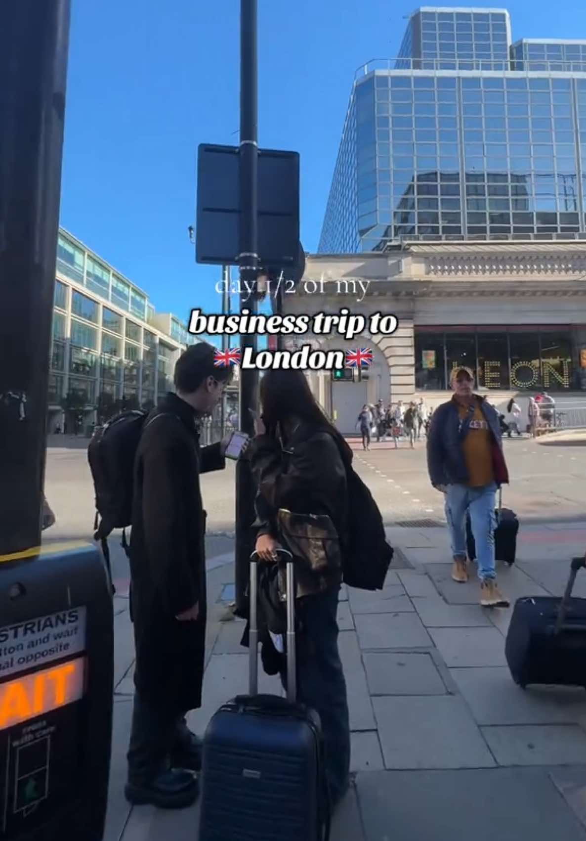 tutorial cum sa inghesui londra intr o zi 🏃🏼‍♀️ urmeaza video din @POP MART si ziua 2 cu conferintaaa 🫶🏻 #foryou #romaniatiktok #corporatelife #businesstrip #londontravel 