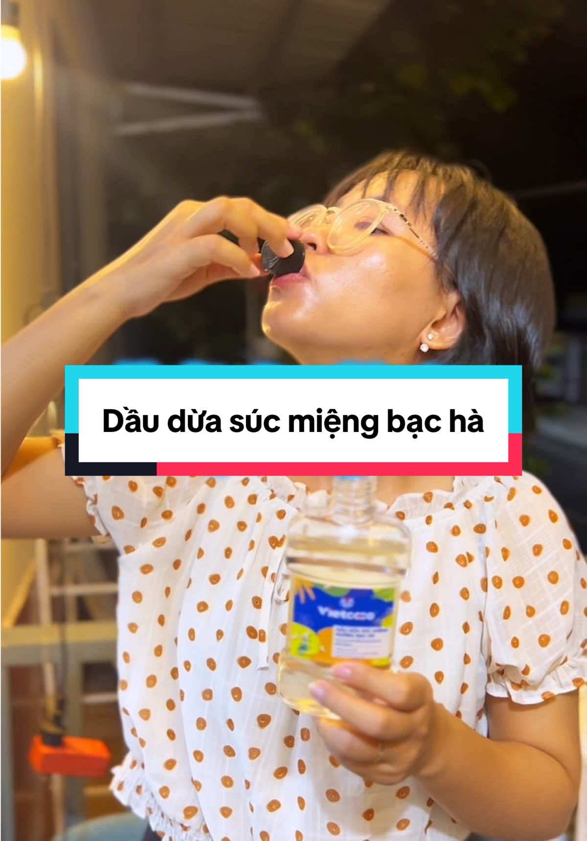 Dùng em dầu dừa súc miệng bạc hà #vietcoco 2 lần mỗi ngày, mấy bà sẽ có răng miệng sạch sẽ và hơi thở thơm tho hơn. 😘❤️😇👌 #dauduasucmieng #dauduaeplanh #dauduasucmienghuongbacha #dauduanguyenchat 