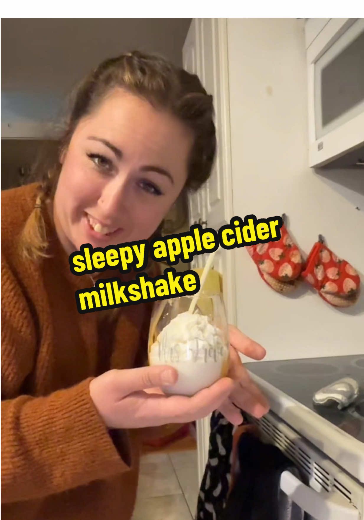 in honor of the first day of fall, a sleepy apple cider milkshake 🍎 the secret? a scoop of @MoonBrew ‘s apple cider magnesium sleep blend 😋 #moonbrew #tiktokshoprestock 