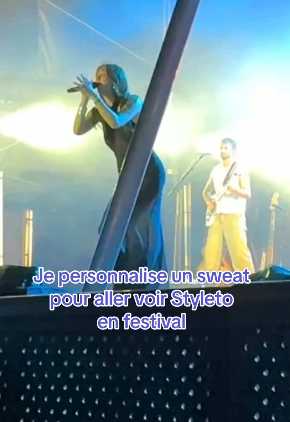On ne pleure pas pour rien. Un peu de thermocollant et une Cricut et me voilà prête pour voir @styleto au Hrun festival à Contres.  J’ai pleuré sur “les visages et les odeurs” comme la première fois où je l’ai entendu. #nostalgie   #fi#fillelacrymaletyleto #cricut #thermocollant 