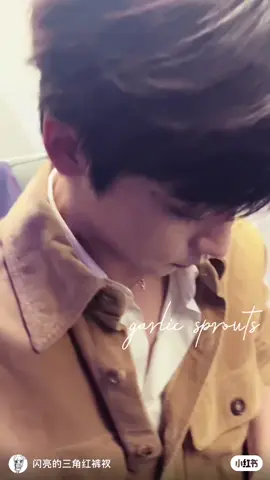 Clip của ssf😮‍💨. Thật sự cũng không mong muốn những video này ra đời, nhưng có nó mà mình mới thấy rõ sự thay đổi rõ về tánh tình của Du, anh ấy mặc dù bị ssf dí sát mặt, gây mất trật tự, mất không gian riêng tư, nhưng vẩn chọn cách nói nhẹ nhàng, nhỏ tiếng,  lịch sự bảo họ về chổ mình ngồi🥺, chứ có một vài lần trước ảnh mất bình tĩnh mà quát lại, rồi ssf lại lấy hành động đó của anh lên bài bôi nhọ, tung tin sai về anh,vv.... Còn khúc ảnh khuyên họ về chổ, hiện mình chưa tìm được video lưu lại được! Đúng thật, yêu đúng người thì còn người ta lại càng ngọt ngào, dịu dàng, bớt dễ nổi nóng hơn🥰