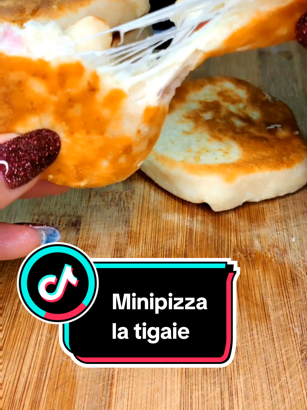 Pizza,mini pizza..hai la pizza🙈🙉🙈🙈! Rețeta: 150 gr iaurt grecesc 150 gr făină 1/2 linguriță sare 5 gr praf copt 1 lingura cu ulei Pt umplutura:200 gr cașcaval Se coc 5 -7 minute(la foc mediu) pe fiecare parte cu capacul pus #valentina #2025 #idei 