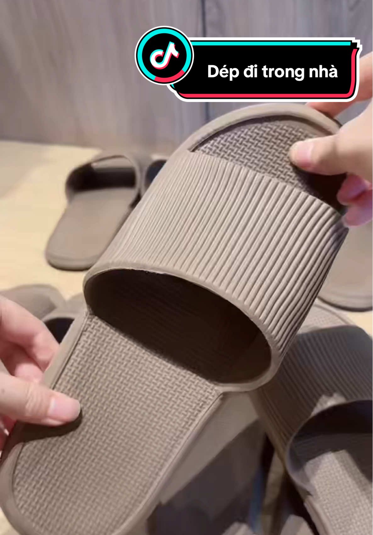 Dép đi trong nhà mình khách đến chơi xỏ đi còn hỏi mu.a đâu mà đi êm thích thế 😂🥹 #dđepitrongnha #depdep #giare #xuhuong #tienichgiadinh 