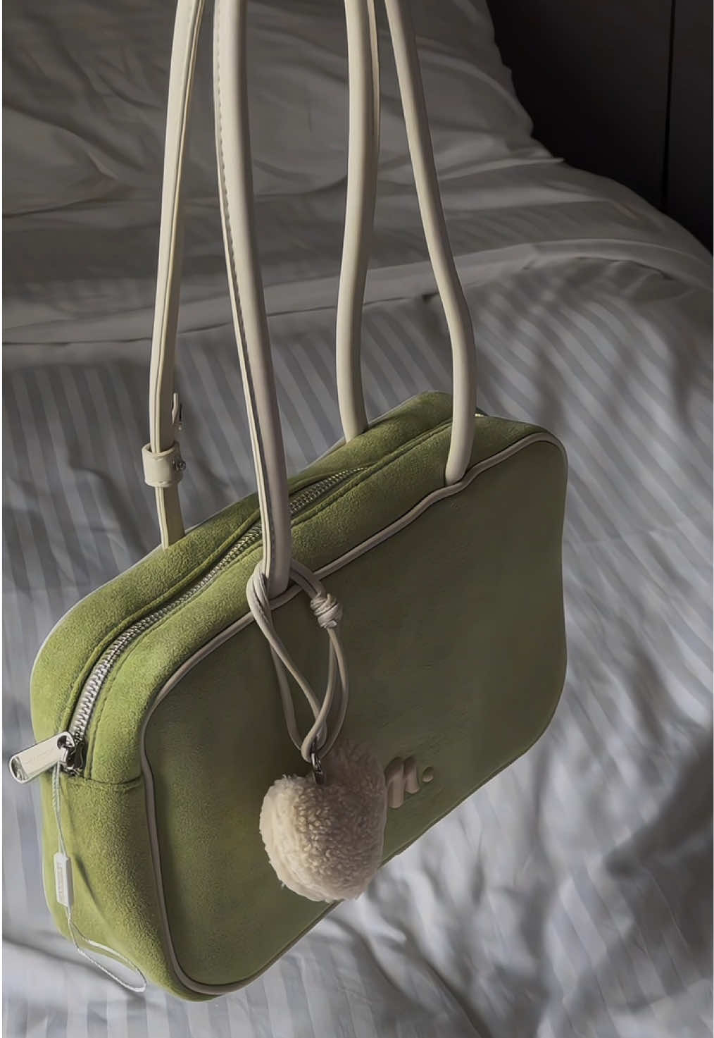 Obsessed with how this bag brings my look to life 💚 #mossdoombag #popofcolorbag #shoulderbag #tiktokbag 