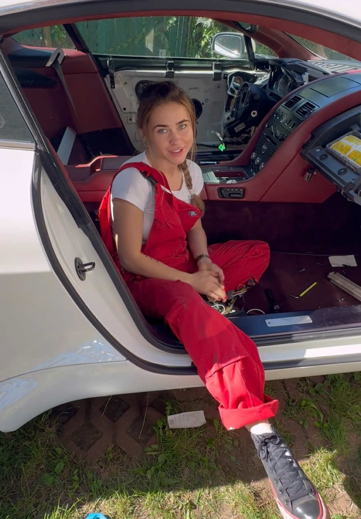 Mój stary Aston Martin Vantage v8 doczekał się wreszcie delikatnej restauracji…Właśnie startuje z tym małym projektem…🫣😉#ferrari #aston #astonmartin #tapicer #gabi 