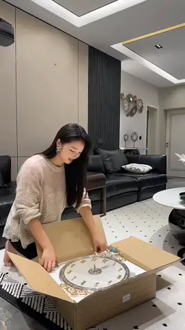 Đồng hồ treo tường phòng khách sang trọng.