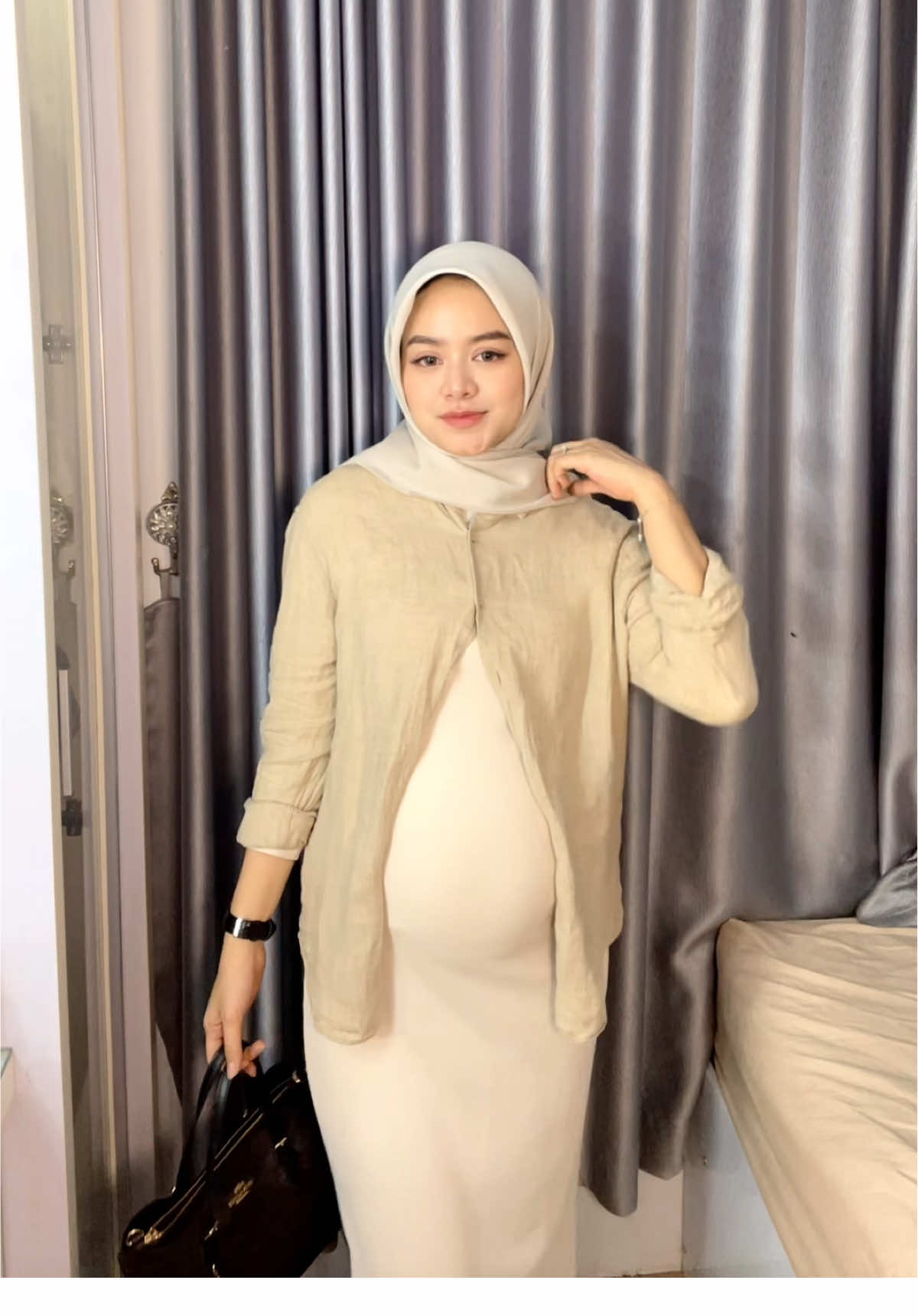 Loading baby…..please wait 🤰 #fitcheck #ootdbumil #bumi #OOTD #ootdhijab 