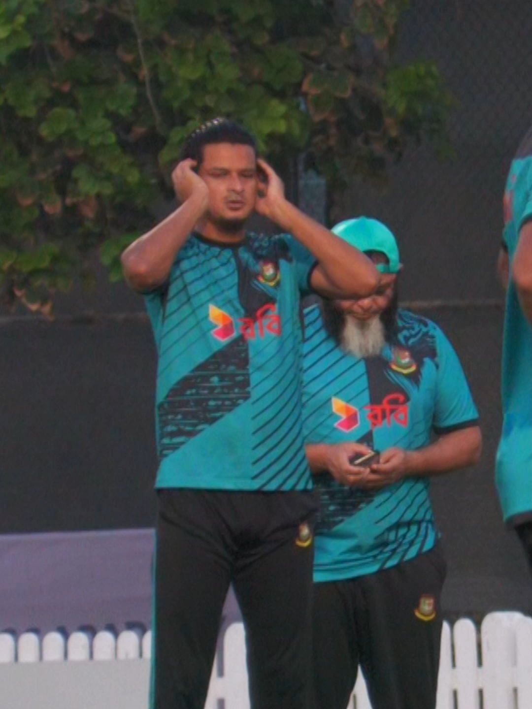 মাঠের মধ্যে নাসুমের আজান; আহ্বান শুনে ছুটে এসেছেন সোহান-তাসকিন-হৃদয়রা। তৈরি হয়েছে মন জুড়ানো দৃশ্য #NasumAhmed #asiacup2025 #bangladesh #cricket #BangladeshCricket #CelebrateCricket #whattowatch #sportsontiktok