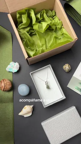 Amando este pedido lleno de transformación y evolución! La moldavita es de nuestros minerales favoritos! 🥹🤍