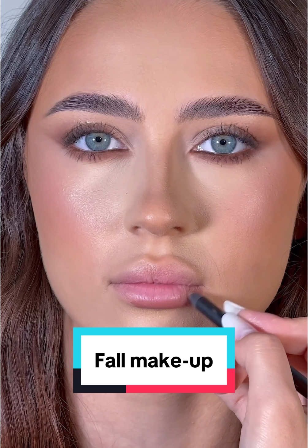 Viața e mai frumoasă când adaugi puțin glitter ✨ Paleta Nude Story și fardul cremos Cupio Feline creează mixul ideal pentru un look seducător. Iar rujul Feline este the final touch care completează look-ul.💋 #cupiomakeup #cupio 