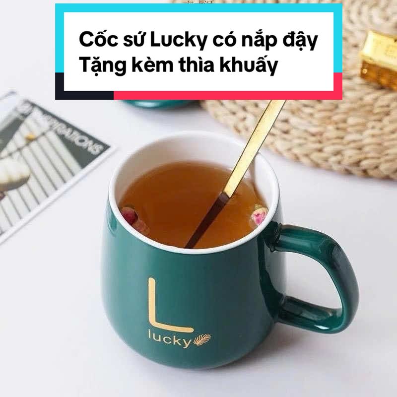 ⸻ #euroshop #cocsu #lycafe #cocschào mọi người, hôm nay mình muốn giới thiệu đến các bạn một chiếc cốc sứ có nắp màu xanh vô cùng tiện lợi và đẹp mắt. Điểm đầu tiên gây ấn tượng chính là chất liệu sứ cao cấp. Cốc được làm từ sứ dày dặn, chịu nhiệt tốt, an toàn cho sức khỏe, không bị ám mùi khi sử dụng với cà phê, trà hay các loại nước nóng. Phần nắp đậy được thiết kế vừa khít, giúp giữ nhiệt lâu hơn, hạn chế bụi bẩn bay vào, rất phù hợp cho những ai thường xuyên làm việc tại văn phòng hoặc ngồi học ở nhà. Màu xanh nhã nhặn, sang trọng cũng là một điểm cộng lớn. Tông màu này không chỉ dễ phối với mọi không gian mà còn mang lại cảm giác mát mắt, hiện đại, giúp chiếc cốc trở thành một vật dụng vừa hữu ích vừa trang trí. Đặc biệt, dung tích cốc vừa phải, bạn có thể sử dụng hằng ngày để uống trà, cà phê, nước ép, hoặc làm quà tặng cho bạn bè, đồng nghiệp. Đây chắc chắn sẽ là món quà tinh tế và ý nghĩa. Với một chiếc cốc sứ có nắp màu xanh, bạn không chỉ có một sản phẩm tiện lợi mà còn thêm vào đời sống thường ngày một chút phong cách và sự chăm chút cho sức khỏe của mình.