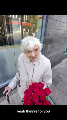 GIVING FLOWERS TO THE ELDERLY ❤️🌺 #jackjonestv #fyp #usatiktok #tik_tok #flowers 