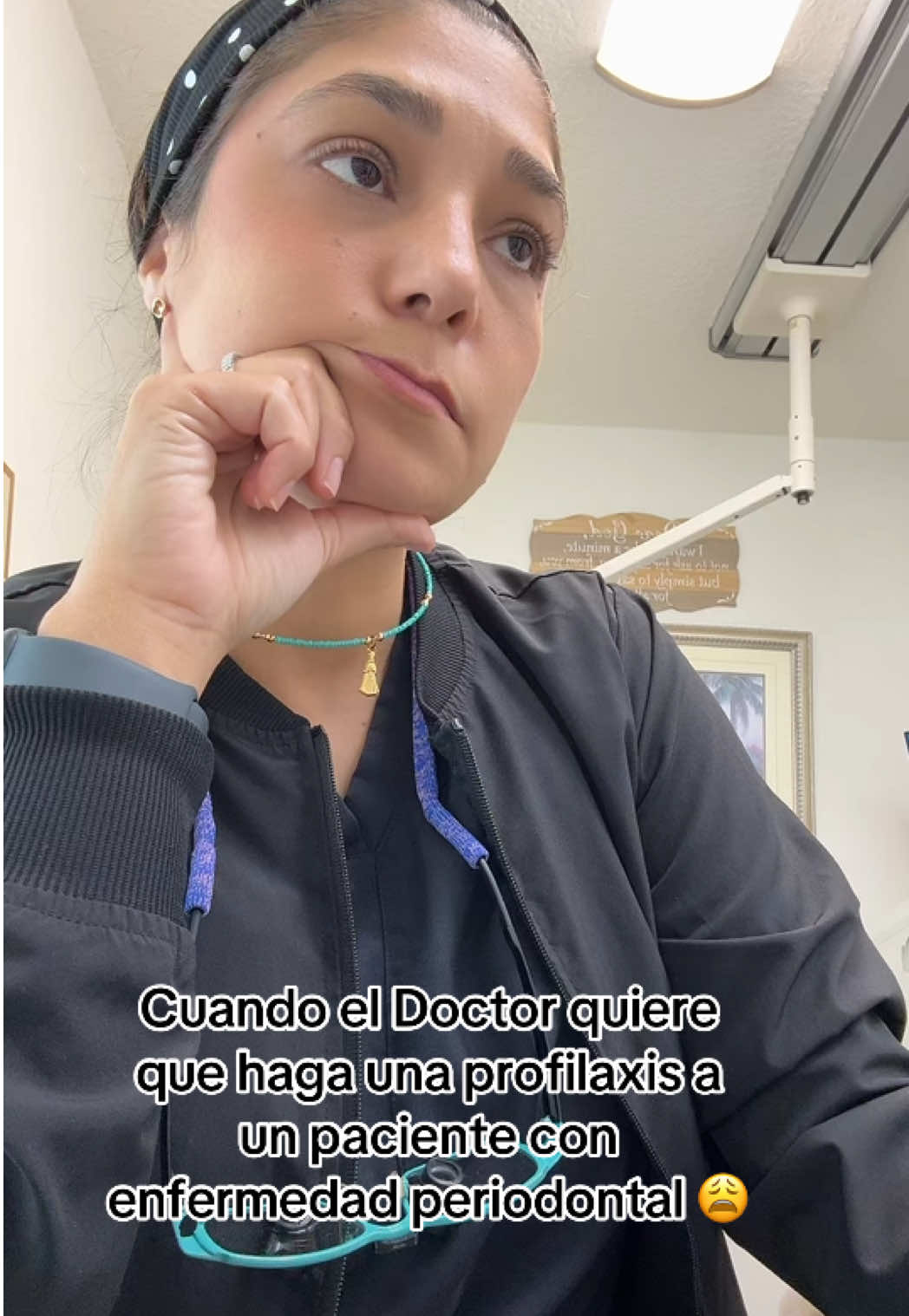 🦷 ¿Qué es la enfermedad periodontal? Es una infección de las encías que daña el tejido que sostiene a los dientes. Empieza con la gingivitis (encías rojas, inflamadas y que sangran al cepillarse), y si no se trata, puede avanzar a periodontitis donde afecta el tejido de soporte de tus dientes #dentalhygienist #dentist #dentista #humor #fyp 