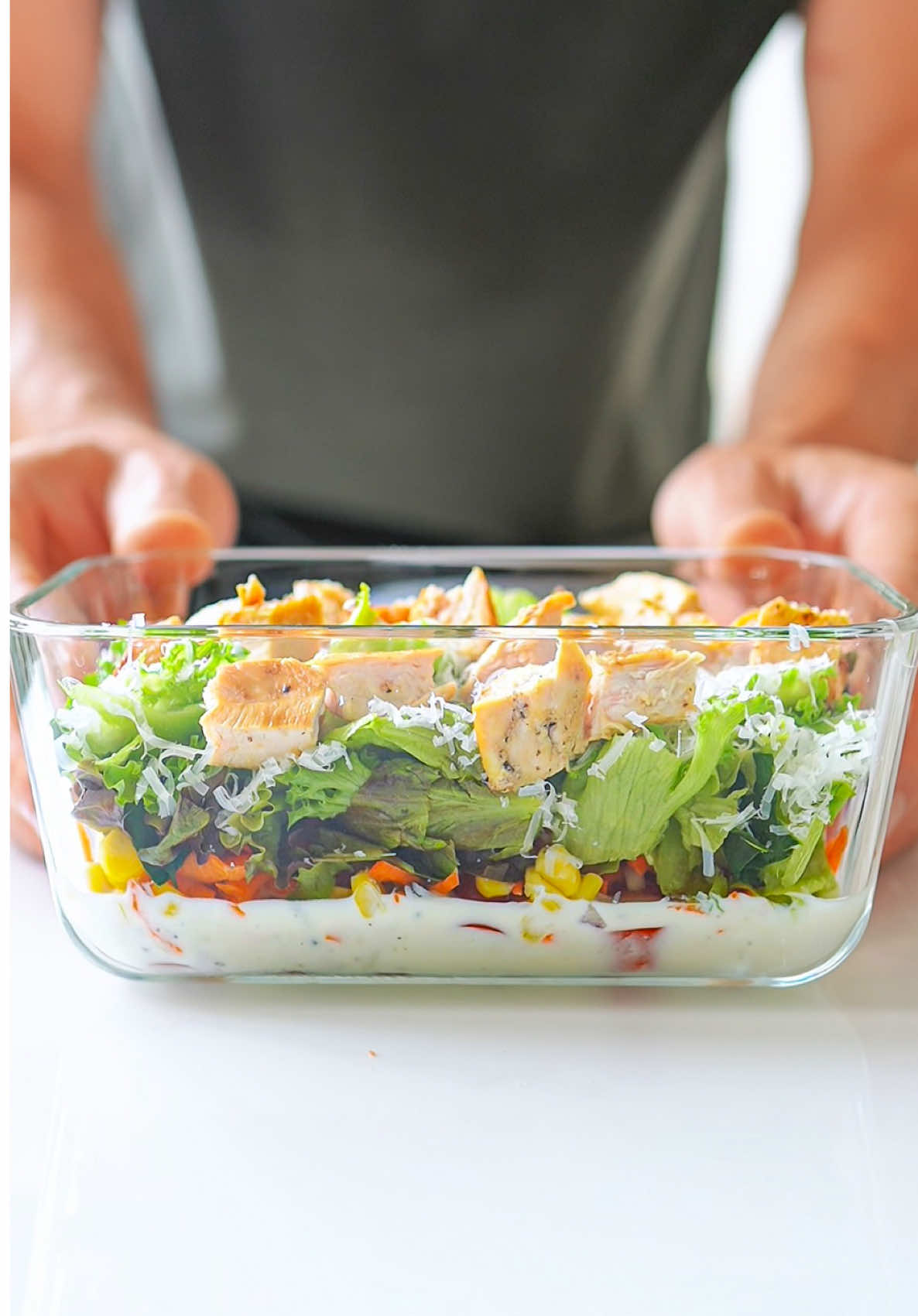 Quer comer bem sem perder tempo? Essa Saladona completa é prática e tem tudo que você precisa. Se você é daquelas pessoas que leva marmita para o trabalho, essa receita é ideal para você! 📌 Salve essa receita para não perder. 👯‍♀️ Envie para um amigo que vai gostar. Ingredientes do molho  (rende de 2 a 3 porções) 1 pote de Iogurte natural 1/2 Limão inteiro espremido 1 Colher de (chá) de raspas de limão 1 Colher de (chá) de sal marinho integral 1 colher de sopa de azeite Pimenta do reino à gosto Ingredientes da salada Uma porção do molho Tomate cereja picado Cebola roxa picada Cenoura ralada Milho cozido Mix de folhas Dicas para quem monta no pote para levar: Siga a ordem correta da montagem no pote para as folhas não ficarem murchas. O frango precisa estar frio na hora de montar. Armazene os ingredientes separadamente por até 3 dias na geladeira em um pote com tampa e monte a salada no dia que for consumir.  🎬 Siga o passo a passo do vídeo para preparar. Se você curtiu, compartilhe essa receita com aquela pessoa que gosta de uma receita fácil e saudável. Marque o “@“ aqui nos comentários👇 #receitafacil #receitasfaceis #receitaspraticas #tiktokreceita #receitas         
