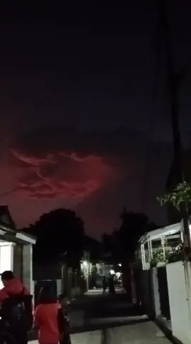 *FENOMENA PETIR DALAM AWAN TERAMATI DI WILAYAH KABUPATEN GARUT, JAWA BARAT* *Kejadian dan Parameter Fenomena:* Pada Senin malam, 22 September 2025, masyarakat di wilayah Kabupaten Garut melaporkan adanya fenomena petir yang tampak menyala-nyala di dalam awan. Berdasarkan analisis awal, fenomena tersebut merupakan petir dalam awan (intra-cloud lightning) yang terjadi pada awan Cumulonimbus. Kilatan cahaya terlihat jelas menerangi langit, meskipun tidak selalu diikuti suara guntur yang keras. *Fenomena di Wilayah Lain:* Tidak hanya di Garut, fenomena serupa juga ramai direkam warga di Kecamatan Majalaya, Baleendah, dan Dayeuhkolot Kabupaten Bandung pada waktu ba’da Maghrib. Berdasarkan pantauan satelit cuaca, awan Cumulonimbus terdeteksi terbentuk di wilayah Bogor, bergerak ke arah perbatasan Banten, kemudian disusul dengan kemunculan awan Cumulonimbus di Sukabumi. Kondisi atmosfer tersebut menunjukkan aktivitas konvektif yang cukup tinggi di kawasan Jawa Barat bagian tengah hingga barat. *Jenis dan Mekanisme Fenomena:* Fenomena petir dalam awan terjadi akibat akumulasi dan perbedaan muatan listrik di dalam awan badai. Kristal es bermuatan positif terbawa ke puncak awan, sementara butiran air dan es yang lebih berat bermuatan negatif berkumpul di bagian bawah awan. Ketidakseimbangan muatan ini menimbulkan pelepasan energi listrik di dalam awan, sehingga muncul kilatan cahaya yang dikenal sebagai intra-cloud lightning atau sheet lightning. *Dampak Fenomena:* Fenomena ini merupakan kejadian alamiah yang umum terjadi di wilayah tropis, termasuk Indonesia. Secara umum, petir dalam awan tidak menimbulkan dampak langsung seperti sambaran petir ke tanah. Namun, keberadaan awan Cumulonimbus yang memunculkan petir ini tetap berpotensi disertai hujan deras, angin kencang, dan sambaran petir ke permukaan bumi. *Hoaks yang Beredar di Masyarakat:* Seiring dengan beredarnya fenomena ini, muncul pula berbagai informasi menyesatkan di masyarakat, di antaranya: 1. Erupsi Gunung Guntur – Beredar kabar di media sosial bahwa Gunung Guntur mengalami erupsi. Informasi tersebut tidak benar. Hingga saat ini, tidak ada aktivitas erupsi di Gunung Guntur. Kondisi gunung masih dalam status normal dan terus dipantau oleh PVMBG. 2. Informasi Hoax Lainnya – Terdapat pula isu lain yang mengaitkan fenomena petir dalam awan dengan tanda-tanda bencana besar yang akan segera terjadi. Hal tersebut tidak memiliki dasar ilmiah. Petir dalam awan merupakan fenomena alamiah biasa akibat aktivitas listrik di awan Cumulonimbus. *Rekomendasi:* 1. BPBD Kabupaten Garut menghimbau masyarakat untuk tetap waspada terhadap potensi cuaca ekstrem yang menyertai pembentukan awan Cumulonimbus. Disarankan agar: 2. Menghindari aktivitas di ruang terbuka saat hujan petir. 3. Tidak berteduh di bawah pohon atau tiang listrik. 4. Memastikan peralatan elektronik terlindungi dari sambaran petir. BPBD juga mengingatkan masyarakat agar tidak mudah percaya terhadap informasi yang tidak jelas sumbernya. Pastikan informasi resmi hanya bersumber dari BMKG, PVMBG, dan BPBD Kabupaten Garut melalui kanal komunikasi resmi yang telah terverifikasi. *Sumber dan Keterangan :* - *Forecaster BMKG Jawa Barat* Garut, 22 September 2025 *Kepala Pelaksana BPBD Kabupaten Garut*