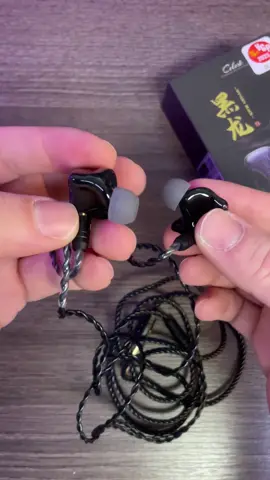 🎧 Você já conhece o fone de ouvido KZ CELEST? Ele é o queridinho de cantores, músicos e instrumentistas, perfeito para usar como fone de retorno profissional. Mas não para por aí: a qualidade sonora surpreende até os gamers, entregando um som muito mais nítido e detalhado que outros modelos na mesma faixa de preço. 👉 Confortável, potente e com design inteligente, é ideal para quem busca áudio de alto nível sem gastar muito. Ah, e pode ficar tranquilo: ele não vai te deixar com aquela marca na cabeça! #KZCelest #FoneProfissional #FoneParaMúsicos #FoneParaGamers #SomProfissional 