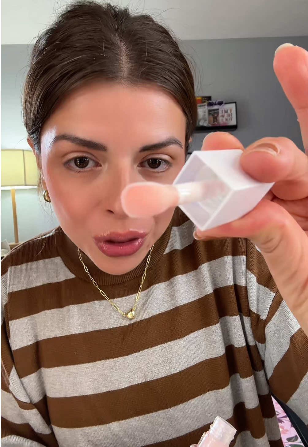 Neutrogena Hydro Boost Lip Oil 👄 with hyaluronic acid  #neutrogena  #neutrogenalipgloss #lipoil #lipoils #lippies 