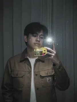 Prompt Gemini AI : buatlah foto ini sedang berfoto miror di kaca dengan menggunakan hp samsung S25 Ultra dengan flash, sehingga menghasilkan foto yang aesthetic UNTUK FOTO UTAMA buatlah gambar yang diambil dengan seperti foto biasa, tanpa subjek atau properti yang jelas. foto tersebut harus memiliki sumber cahaya yang konsisten, seperti lampu kilat dan ruangan gelap, yang tersebar diseluruh foto. jangan rubah wajah foto tersebut. ganti latar belakang, di belakang orang tersebut dengan tirai warna putih. serta menggunakan hoodie carhartt berwarna hitam dan model rambutnya jangan di ubah. #fyppppppppppppppppppppppp #gemini #prompt #jjcapcut #jjgeminiai 