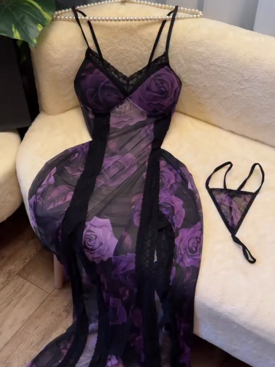 لانجري شيفون راقي وفخم ✨ مصمم بخامة شيفون خفيفة وناعمة تضيف لمسة من الجاذبية والرقي، مع اندر وير متناسق لإطلالة أنثوية مثالية 💖 ▫️ التصميم أنيق ومغري بنفس الوقت 👌 ▫️ خامة مريحة على الجسم وناعمة على البشرة ▫️ مثالي للسهرات واللحظات المميزة 🌙 ▫️ القياس فري سايز مناسب لحد وزن 80 كغ 💵 السعر: 20 ألف دينار فقط بعد الخصم 🚚 التوصيل: 5 آلاف لكافة المحافظات إطلالة تجمع بين الأنوثة والدلال وتخلي حضورچ مميز وين ما تكونين 🌹