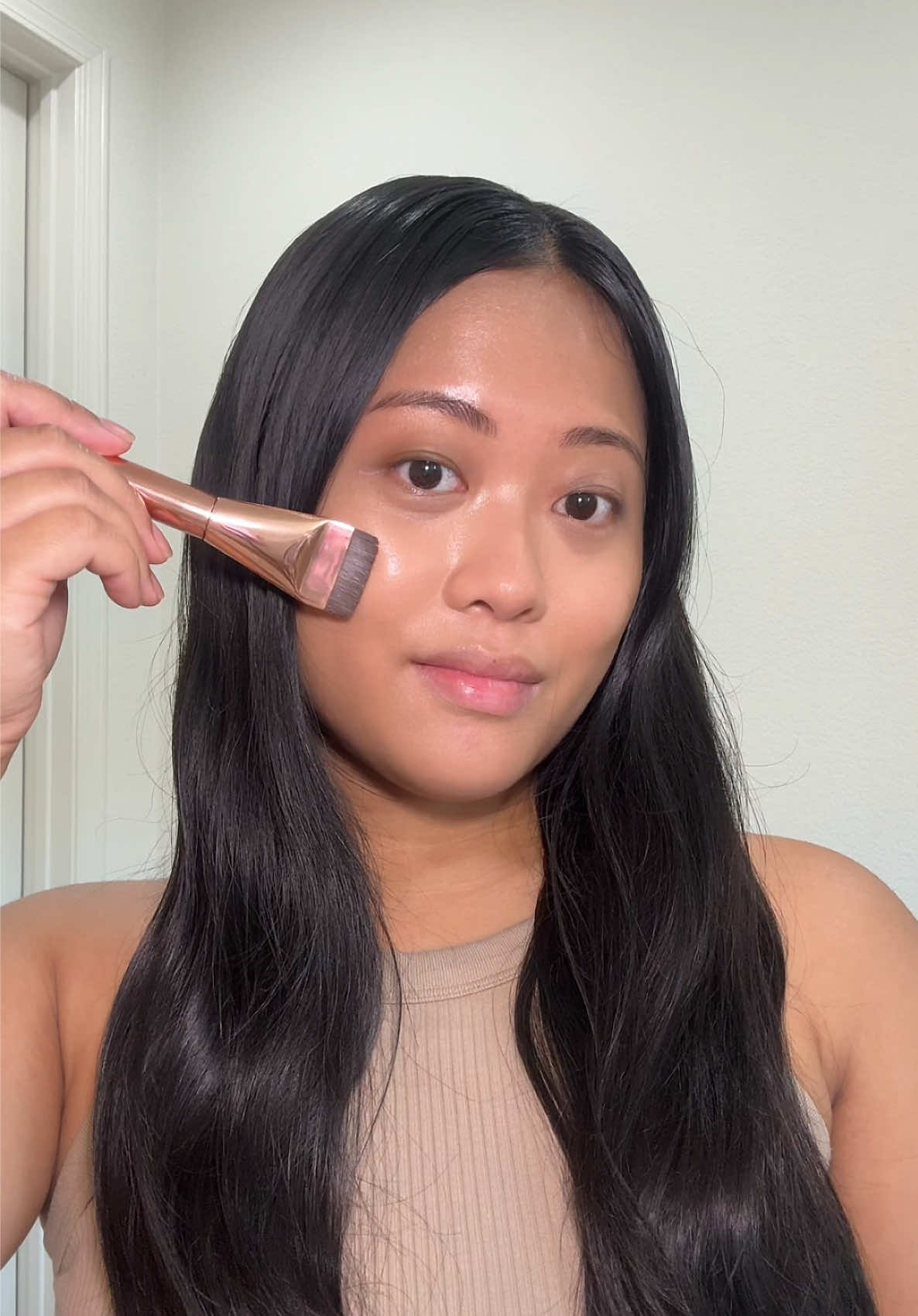 my new favorite brush for my makeup base  @ELOISE BEAUTY USA  #spatulabrush #makeupbrush #foundationbrush #tiktokshopcreatorpicks #fyp 