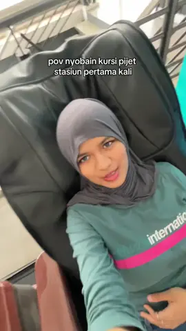 kursi geter apa kursi pijet? #haifasalwa #anakkrl #anakkereta #empokKRL #kursipijetstasiun 