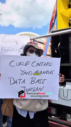 Ratusan tenaga honorer Kabupaten Buton Tengah melakukan aksi damai di halaman DPRD, Senin siang (22/9/2025), menuntut kepastian status kerja.