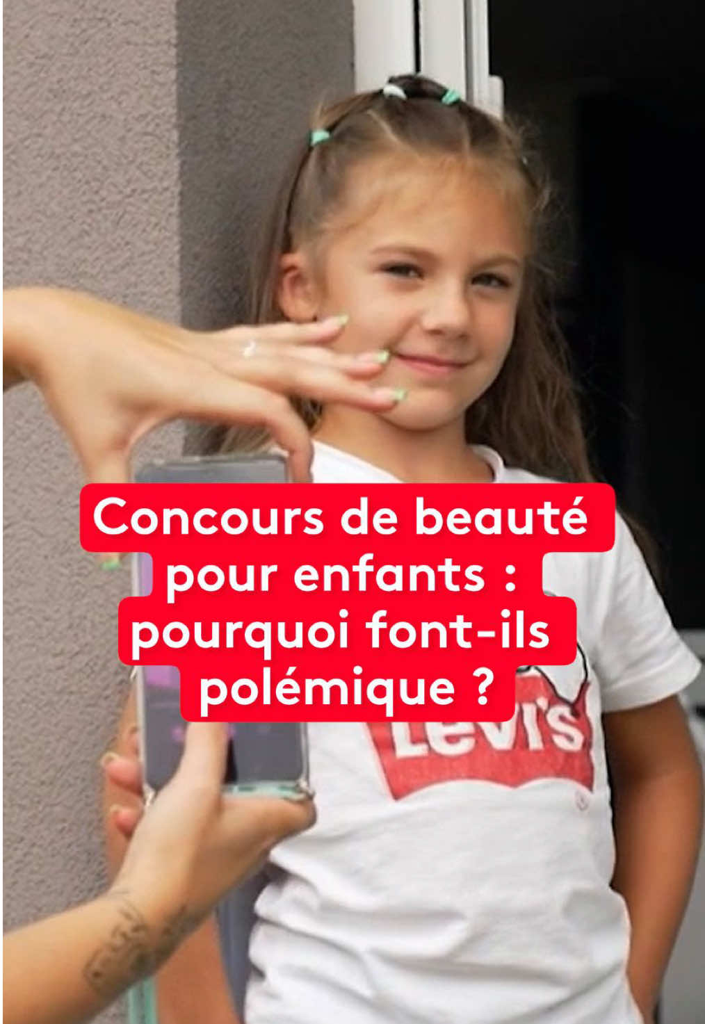 En France, les concours de beauté sont interdit pour les enfants de moins de 13 ans. Aujourd'hui, un concours de photo d'enfants sur les réseaux sociaux, avec à la clé des prix à gagner, interpelle l'Office des mineurs. #jt20h #sinformersurtiktok #concoursdebeaute #enfant #miss 