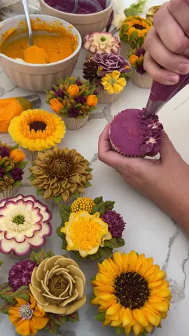 Beautiful doesn’t have to be complicated 💕 Take this two-tone hydrangea, a stunning buttercream flower you can create even as a complete beginner in my online class! 🌸 With a little guidance, you’ll be amazed at what you can achieve. And right now, it’s part of my Autumn Sale 🍂 so there’s no better time to give it a try. ☺️ https://kerrysbouqcakes.co.uk/ #buttercreamflowers #cakeclass #caketutorial #cupcakedecorating #cupcakes 