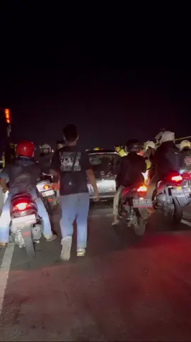 [Breaking News] Tabrak lari terjadi di Janti pada Senin, 22 September 2025, sekitar pukul 21.50. Pengemudi diduga sudah menabrak sebelumnya sehingga dikejar massa. Saat melintasi tanjakan Janti menuju arah Adisucipto, pengemudi kembali menabrak sebuah motor di jalur kiri. (rifki.els) #jogja #yogyakarta #merapiuncover #merapi #merapinews 