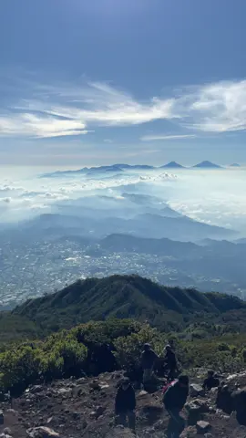 Ok bgt.  Ampe diam-diam naik gunung Slamet 😭