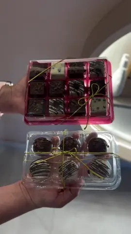 A BWB traz o pacote completo: forma + embalagem: Praticidade, segurança e beleza em cada detalhe. ✅ Forma que garante agilidade na produção ✅ Embalagem que transporta com segurança ✅ E ainda mantém todo o charme dos seus doces ✨ E por falar em embalagens… 👀 Tem novidade no ar! Modelos lindos e práticos que acabaram de sair. Correeee no nosso perfil e escolha o seu preferido! Embalagem utilizada no vídeo: 14292 - Caixa Para Bombons Quadrados com 12 Cavidades - Vermelho Comp.: 172 mm X Larg.: 145 mm X Alt.: 27 mm Forma Especial (Três Partes) 10551 - Bombom Quadrado Comp.: 30 mm x Larg.: 30 mm x Alt.: 20 mm #bwbembalagens #formasparachocolate #chocolate