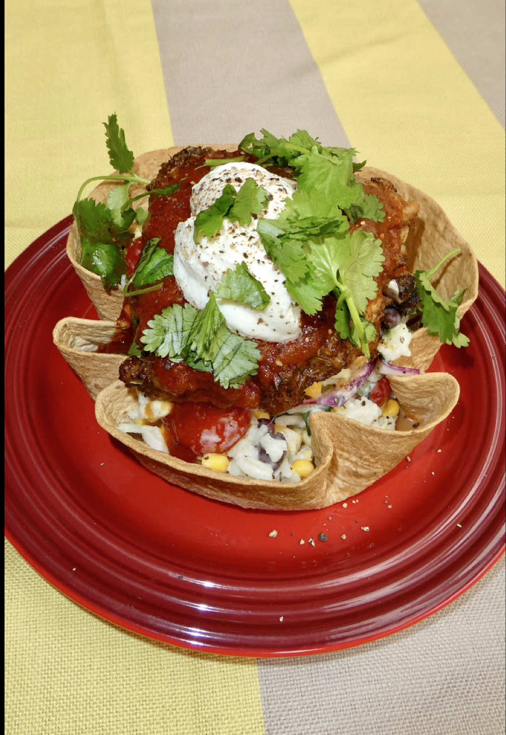 Makkelijke Maandag, Mexican Bowl zonder afwas –  Voedzaam, gezond, vullend, high protein, eenvoudig, betaalbaar, mega lekkerrrr Per persoon: 1 kippendij aan het bot 2el Mexicaanse kruiden  1el zonnebloemolie 1 tortilla  40g Witte rijst  1/2 avocado 10cm Komkommer  4el Mais  4el Zwarte bonen  ¼ Rode ui  5 Kerstomaatjes  ½ Jalapeño 4el Yoghurt  ½ limoen 1 takje Koriander  4el Chipotle Sauce  2el Zure room 1. marineer de kip met de kruiden en olie en zet voor 20-30 minuten op 200 graden in de oven 2. duw de tortilla in een hitte vaste pan/kom/bakvorm zodat het een mooi kommetje vormt en zet deze in de oven bij de kip voor ook 20-30 min, tot hij hard en goudbruin is 3. kook de rijst en meng met alle groenten en de yoghurt, limoensap en breng op smaak met peper en zout 4. vul het tortilla bakje met het mengsel en top af met de kip, chipotle, zure room en koriander #makkelijkemaandag #mexicaans #lekker #koken 