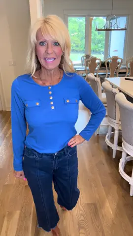 I absolutely love these jeans. I love that these jeans are high waisted and they do have stretch. I also love that the scenes are down the front with the fringe at the bottom of the legs.#sidefeel #jeans #cropped 