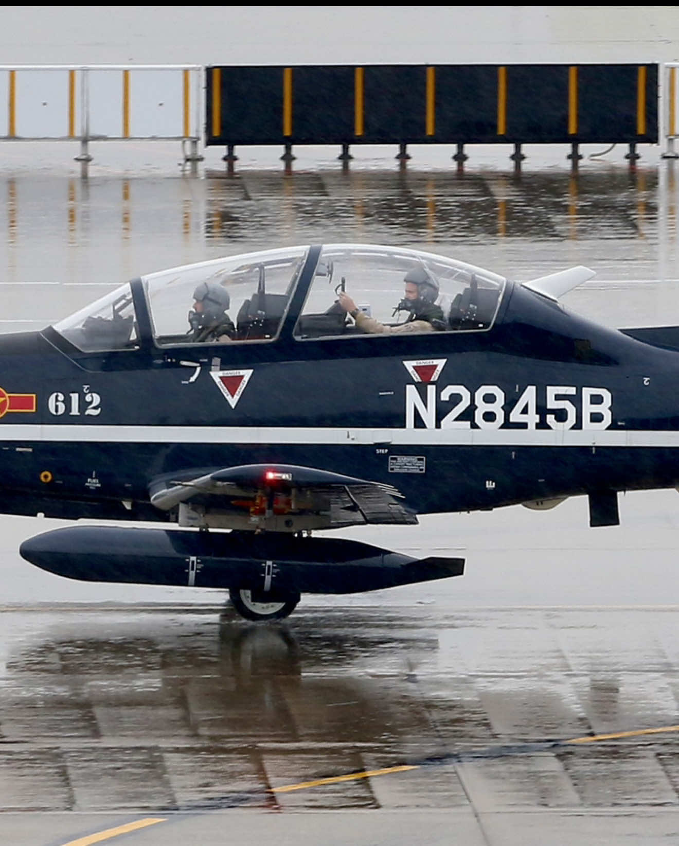 Lô cuối 3 chiếc trong tổng số 12 Máy bay huấn luyện T-6C Texan II - Không quân Việt Nam mua của Mỹ đã về đến Tân Sơn Nhất. #Texan #VietNam