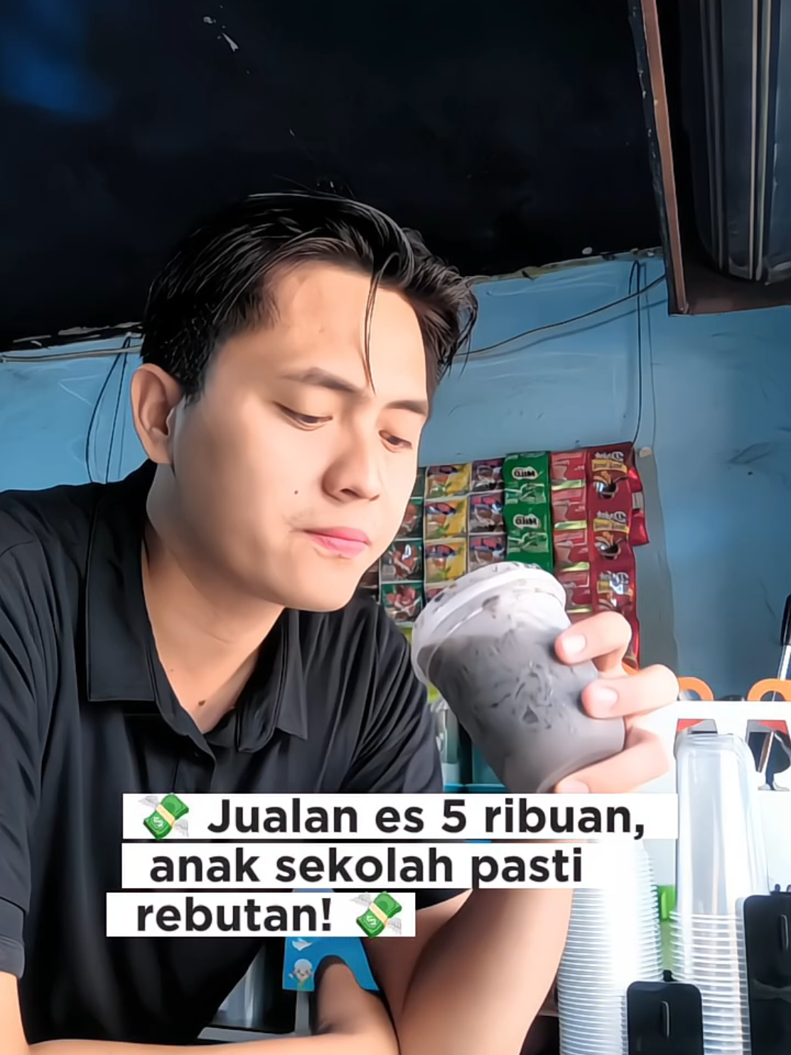 💸 Jualan es 5 ribuan, anak sekolah pasti rebutan! 💸 Cuma pakai Pop Ice cookies & cream, kasih es batu, dan taburi biscuit crumb di atasnya 🍪❄️ Hasilnya? Minuman creamy ala café tapi modal tetep receh. Harga jual cukup Rp5.000-an, pas banget buat kantong anak sekolah tapi tetep kasih cuan buat pedagang 💰 👉 Cocok buat ide jualan di sekolah, depan rumah, atau kantin kecil. Mudah bikinnya, murah modalnya, cepat laku! 🚀 AUTO CUAN🤑 #IdeJualanEs  #Jajanan5000an  #EsMurahMeriah  #JualanAnakSekolah  #BisnisModalKecil 