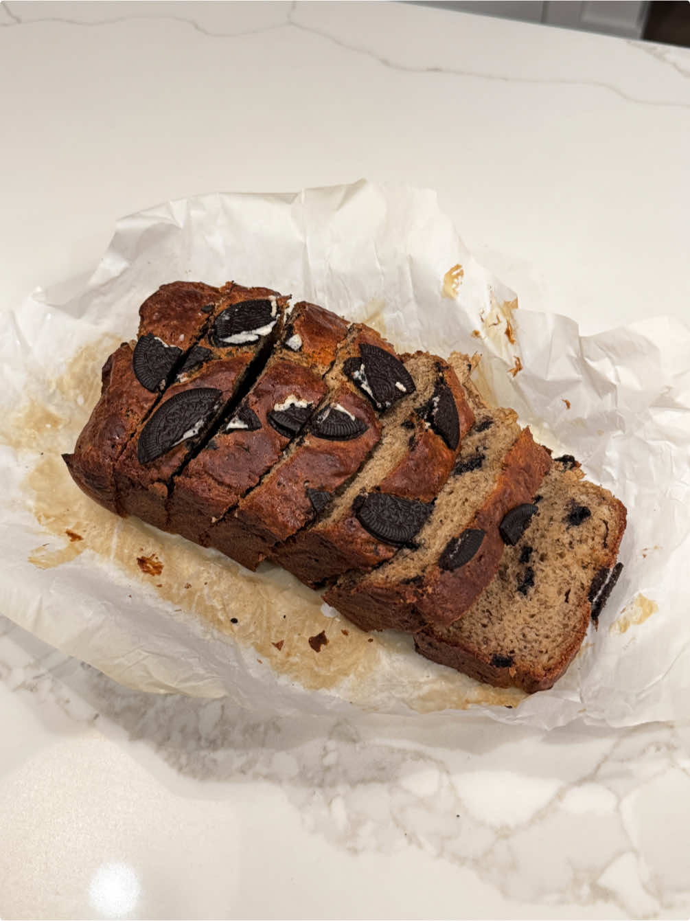 Oreo Greek Yogurt Banana Bread 🍌 - macros per slice (cut into 12)  cals 181, 3.5g protein, 28g carbs, 6.5g fat  ingredients:  3 ripe bananas  1/2 cup 0% greek yogurt  1/3 cup melted butter  1/2 cup brown sugar  1 egg 1 1/2 cup all purpose flour  1 tsp baking soda  1/4 tsp salt  7 oreo thins  recipe:  preheat oven to 350°.  mash bananas in a large bowl then add remaining wet ingredients and mix until smooth.  add flour, baking soda, salt and mix again; do not over mix.  crush oreos and mix those in. pour into lined 9x5 inch pan. bake for 50-55min. enjoy!  #highprotein #bananabread #proteinsnacks #oreo 