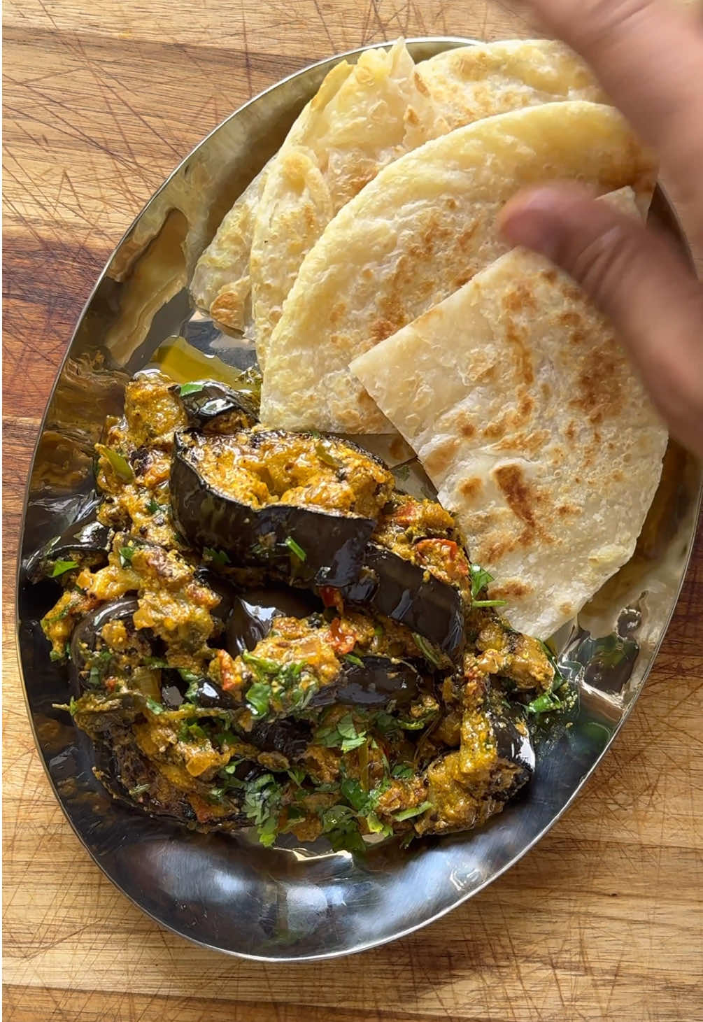 ⁨	🍆حمسة الباذنجان الهندية - Indian Stir-fried Eggplants🍆 للمزيد من الوصفات تابعوني على صفحتي  ‪@thekuwaitichef‬‪ @thekuwaitichef‬ المكونات: باذنجان: ٢-٣ حبات روب/زبادي: كوب جارام ماسالا: ملعقة صغيرة بودرة الكزبرة: ملعقة صغيرة بودرة الكاري: ملعقة صغيرة بودرة الكركم: نص ملعقة صغيرة بودرة الكمون: ملعقة صغيرة بودرة الفلفل الحار: اختياري وحسب الرغبة ملح: حسب الذوق بصل: ٣ حبات طماطم: حبة معجون الزنجبيل والثوم: ١-٢ ملعقة كبيرة كزبرة طازجة: نص كوب أوراق الكاري: ١٠ حبات بذور الخردل: نص ملعقة صغيرة بذور الكمون: نص ملعقة صغير 🥔 Indian Stir Fried Potatoes 🥔 Ingredients: Eggplant: 2-3 pcs Yogurt: 1 cup Garam Masala : 1 tsp Corriander Powder: 1 tsp Curry Powder: 1 tsp Turmeric Powder: 1/2 tsp Cumin Powder: 1 tsp Chili Powder: optional & to taste Salt: to taste Onions: 3 pcs Tomato: 1 pcs Ginger & Garlic Paste: 1-2 tablespoons  Cilantro: 1/2 cup Curry Leaves : 10 pcs Mustard Seeds: 1/2 tsp Cumin Seeds: 1/2 tsp للمزيد من الوصفات تابعوني على صفحت‪@thekuwaitichef‬c‪@thekuwaitichef‬tichef   #اكلات_سهله  #طبخات_لذيذه #وصفات_لذيذة #وصفات_سريعة⁩