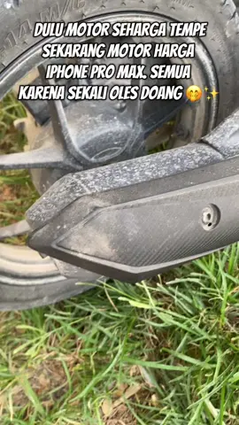 ‼️Stop biarin body kit motor kusam dan pudar‼️ Gunakan cairan penghitam Autozonecare: ➡️ Sekali oles langsung mengkilap ➡️ Tahan lama & awet ➡️ Anti air & debu ga nempel Motor lama? Setelah pakai Autozonecare jadi keliatan motor mahal! 💎 #cairanpengitammotorperman #penghitambodymotor #penghitambodymotorpermanen #penghitamkendaraan #fyp 