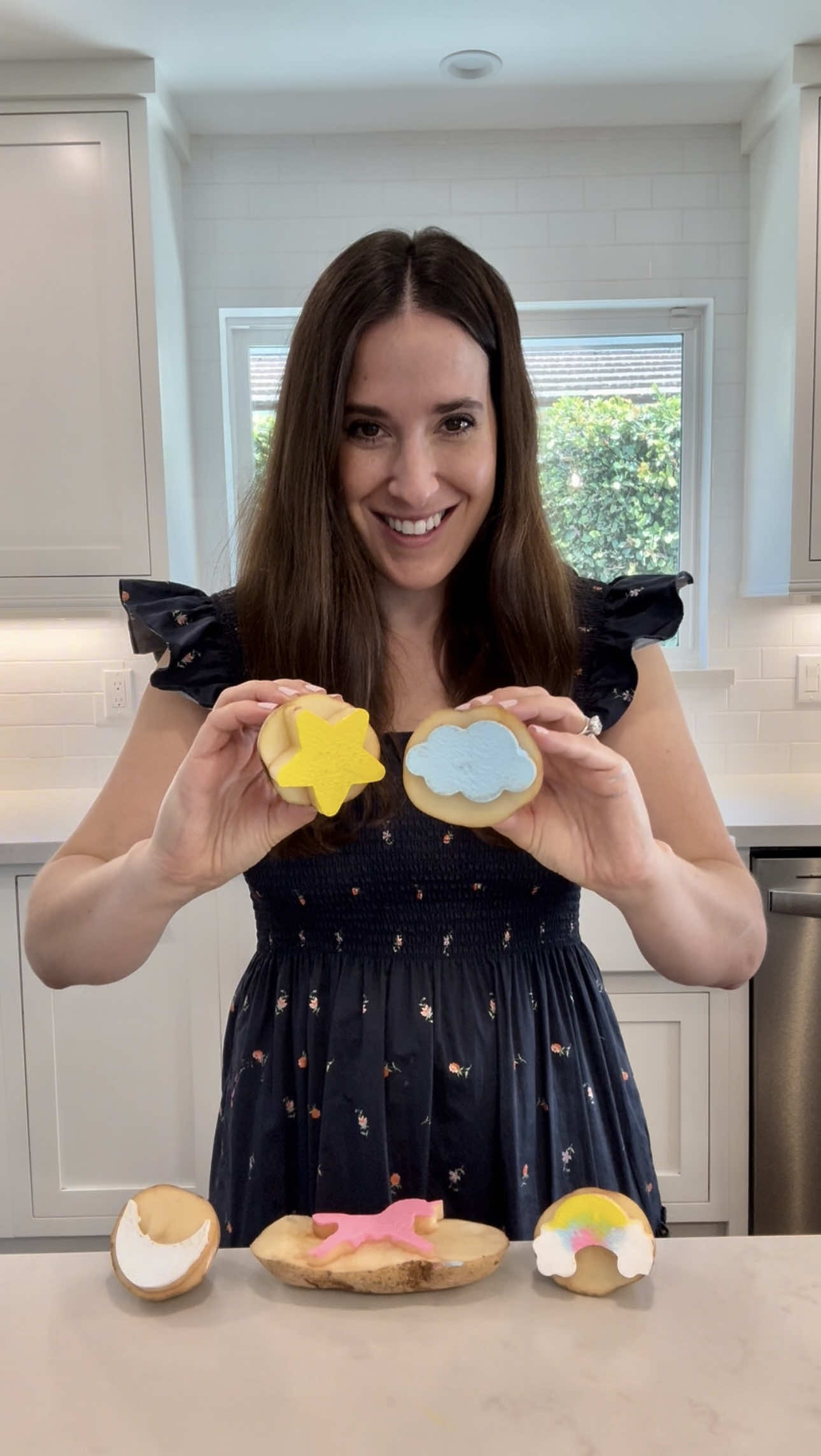 Need a super easy activity this week? Try this! 🌈☁️ DIY STAMPS ☁️🌈 #activitiesforkids #diyplay #keepingkidsbusy #activitiesfortoddlers #toddleractivities 