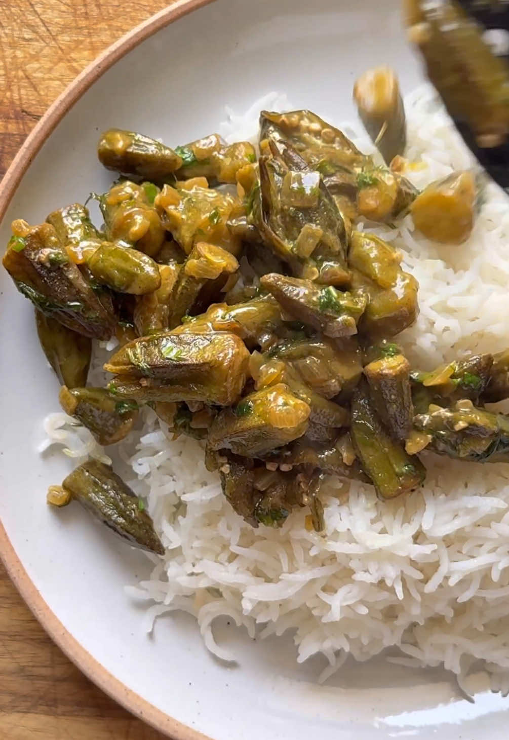 ⁨	⁨	📌 بامية بيتنا - Okra Curry📌 للمزيد من الوصفات تابعوني على صفحتي  ‪‪@thekuwaitichef‬‪ @thekuwaitichef‬ المكونات: بامية زيرو: ٤٠٠ جرام بصل: حبة معجون ثوم: ملعقة صغيرة كزبرة بودر : نص ملعقة صغيرة  كركم: ربع ملعقة صغيرة كمون نص ملعقة صغيرة كاري: ملعقة صغيرة فلفل اسود: ربع ملعقة صغيرة ملح: حسب الرغبة  مرق دجاج او لحم: كوب عصير ليمون: ملعقة كبيرة  كزبرة: نص كوب زيت نباتي Ingredients: Zero Okra: 400 g Onion: 1 pc Garlic Paste: 1 teaspoon Coriander Powder: 1/2 teaspoon Turmeric: 1/4 teaspoon Cumin: 1/2 teaspoon Curry: 1 teaspoon Black Pepper: 1/4 teaspoon Salt: to taste Chicken or Meat Stock: 1 cup Lemon Juice: 1 tablespoon Coriander: 1/2 cup Vegetable Oil للمزيد من الوصفات تابعوني على ص‪@thekuwaitichef‬c‪@thekuwaitichef‬tichef‬tichef   #اكلات_سهله  #طبخات_لذيذه #وصفات_لذيذة #وصفات_سريعة⁩⁩